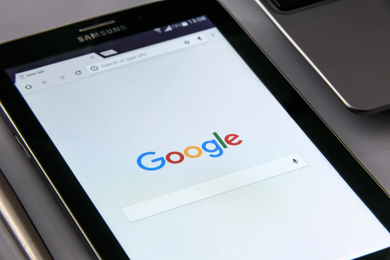 Wyszukiwarka Google otwarta na tablecie