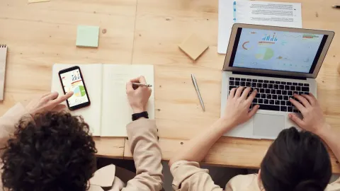 Praca nad stroną przy laptopie i tablecie