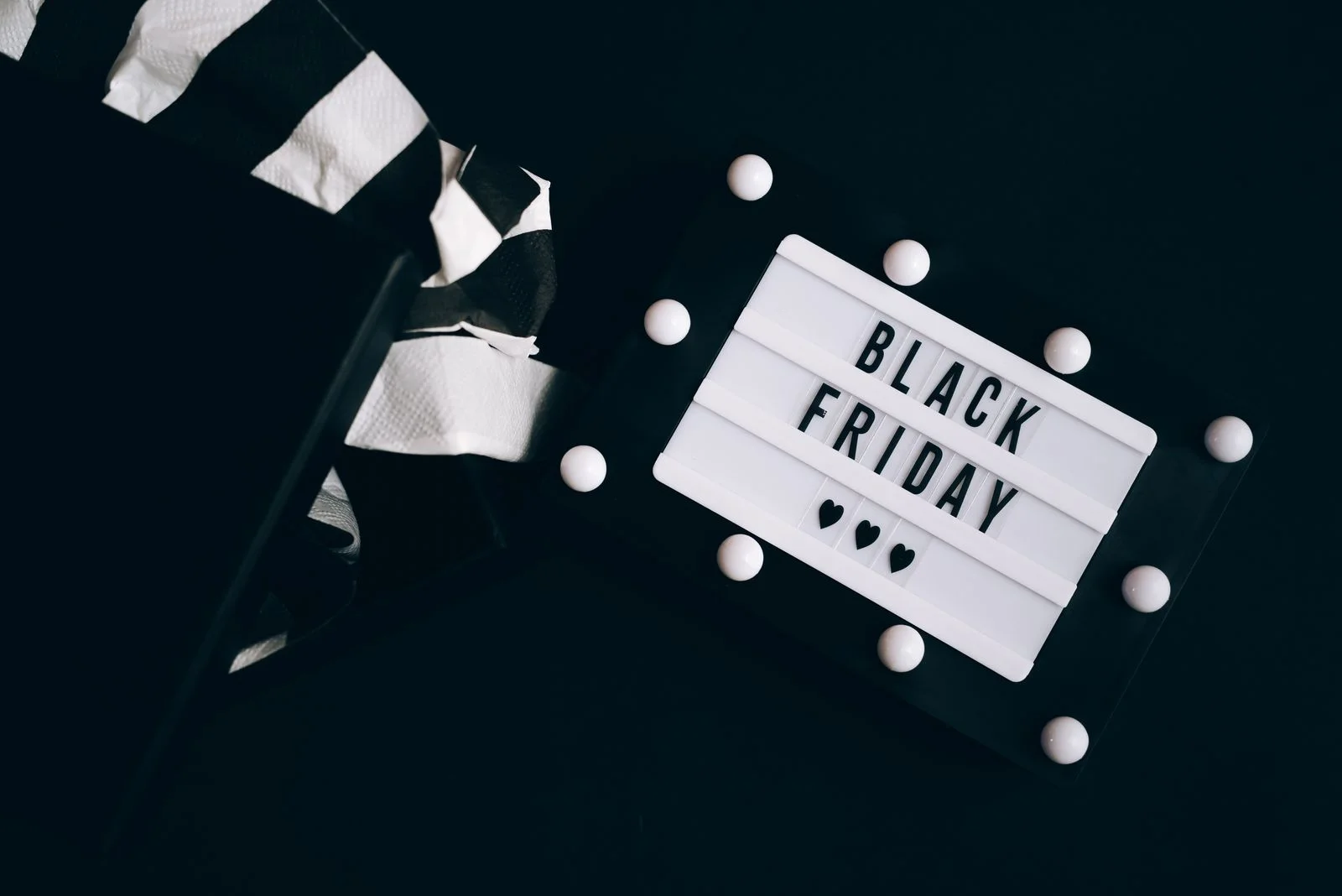 Napis Black Friday na ciemnym tle