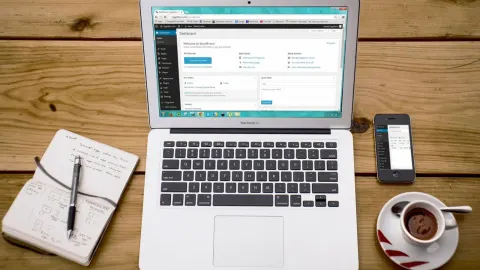 Panel WordPressa na laptopie ustawionym na biurku