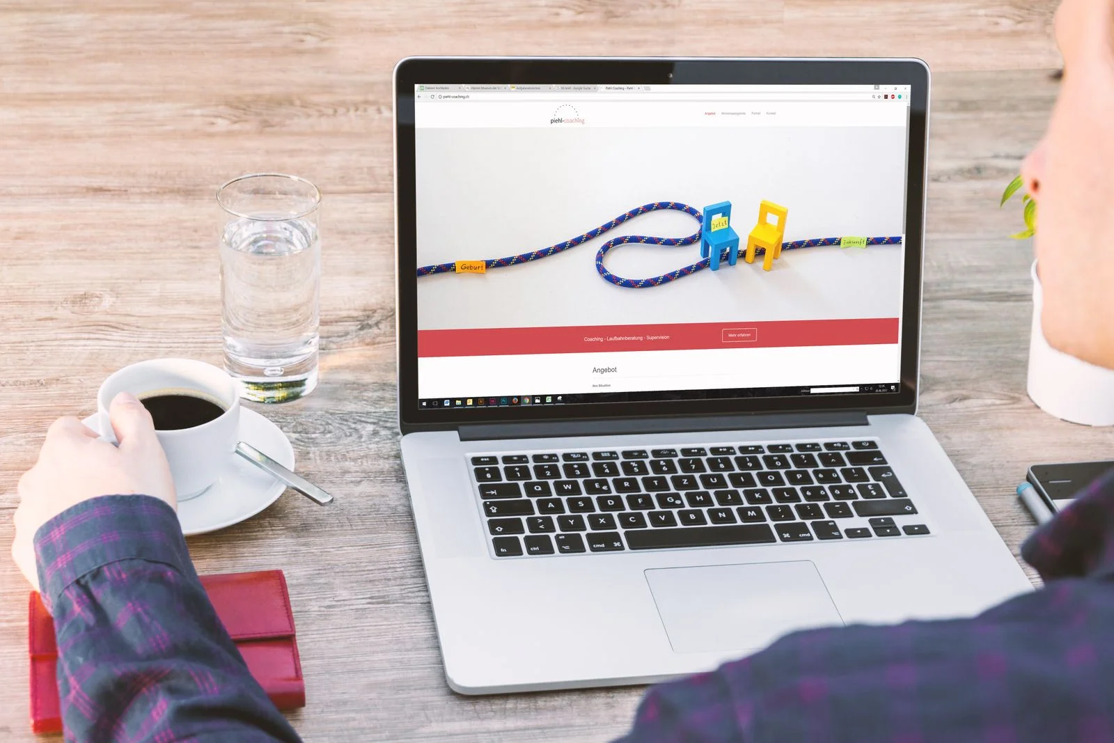 Strona internetowa otwarta na laptopie