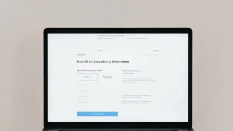 Strona internetowa na ekranie laptopa