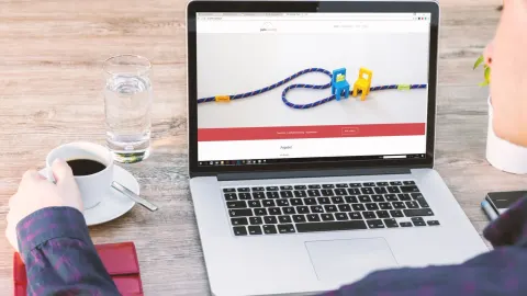 Laptop ze stroną internetową na biurku